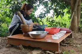 【柬埔寨美食】柬埔寨小嫂子美妞野外做菜 ：凉拌福寿螺肉视频封面