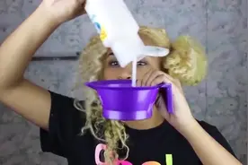 将两边头发分别染成红绿色没试过吧？看着个性又漂亮！