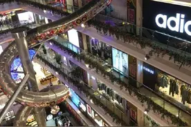 魔都商场惊现5层楼高“巨型滑梯”操碎网友的心，你敢不敢滑？图片