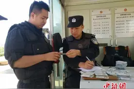云南宣威铁警为400余张遗失身份证找到主人图片