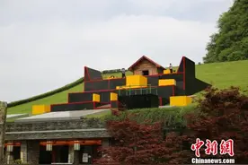 中外跑酷选手决战张家界黄龙洞 屋顶上现跑酷赛台图片