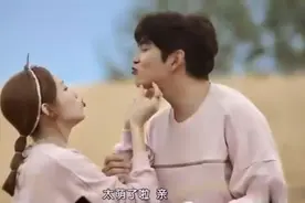 李圣经和男朋友拍照太甜了,李钟硕和女友在一旁看的好尴尬!视频封面