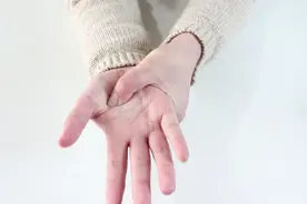 手掌上的秘密：脾胃虚寒速效穴，每天坚持按摩，胃部越来越好视频封面