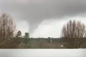 美国东部阿拉巴马州和乔治亚州分别受到多个龙卷风袭击，至少23人死亡。@抖音小助手