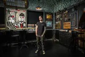 他耗时一年打造“黑酒吧” 其中暗藏神秘故事图片