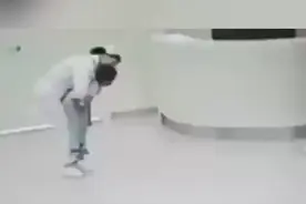 小男孩吃葡萄卡住喉咙，白衣天使运用哈姆立克急救法挽回生命，一定看到最后，附加救命教学视频！点赞让更多人看到！视频封面