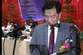 90年代的褚时健意气风发，老视频找到了视频封面