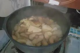 一人也是家。大陆打工妹在家也能做台湾美食，一颗大白菜简单一餐