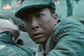 男子凭两把短刀，就解决机枪手，依靠的是灵活的身手视频封面