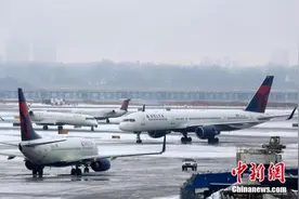 男乘客尿急“违规”上厕所 遭达美航空赶下飞机图片