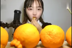 声控小姐姐今天吃橙子，一口下去真满足，是幸福的味道！