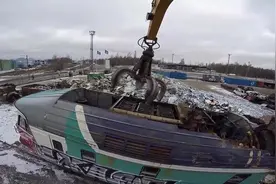 原来火车报废后是这样处理的，一会儿工夫就面目全非，太可惜了视频封面