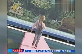 小萌娃现场学习韩国歌，还配上自己的舞蹈，简直可爱到爆了