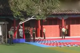 地上摆放的是钢枪吗, 也太整齐了吧! 看国旗卫士如何集合的!视频封面