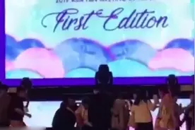 美女和偶像同台合影握手 兴奋的突然晕厥视频封面