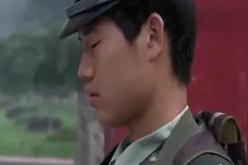 新兵站岗可把连长气坏了，站着站着睡着了，刚好被纠察逮个正着！视频封面