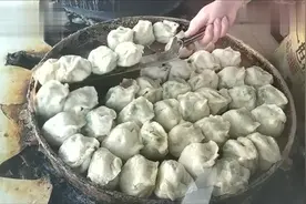 夫妇在天津街头卖水煎包，两口大锅煎不过来，基本上天天排队