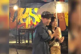 杨颖和邓伦深夜拍雨戏，紧紧搂在一起，仿佛真情侣
