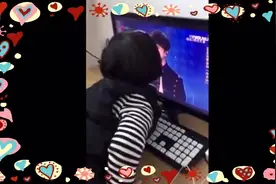 小女孩太喜欢薛之谦，看到薛之谦在电视上，竟然舔屏幕视频封面