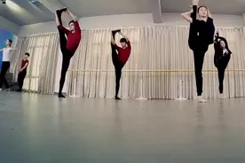 中国艺考：男舞蹈生直接把脚抬到头顶，一比较，还是不如旁边菇凉