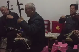 梨园戏曲：农村大爷在家里唱戏，一个人唱十个人伴奏