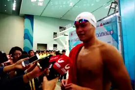 孙杨现身青岛冠军赛 排名第一进决赛 笑谈整牙后感受