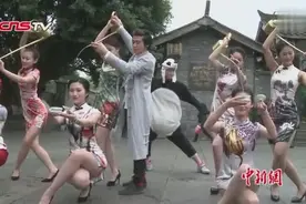养眼！长腿旗袍美女当街舞长壶视频封面