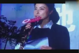 郭晶晶出席活动婚戒不离手，减肥成功脸颊凹陷，网友瘦得脱了形视频封面