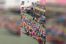 美女老师带着篮球宝宝很给力，虽然只是上课，我还以为是表演节目视频封面