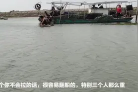 想知道船离岸很远渔民是怎样上岸的吗，平常人一不小心就会掉水里