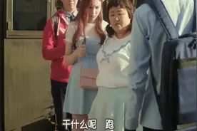 双胞胎姐妹上街没想到妹妹长得太漂亮了在街上直接被人围攻！