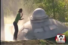国外恶搞：路边惊现UFO，出来外星人笑坏路人视频封面