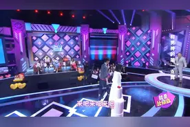 见到暗恋的学长，女生居然害羞的捂起了脸，真是太可爱了