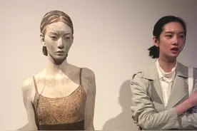 Cici 项偞婧的木雕与她本人#布鲁诺瓦尔波特 #cici  #中央美术学院 #中央美术学院美术馆 #项偞婧视频封面