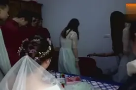 真人真事 伴娘太大胆了 坐在伴郎的背上 不知以后怎么嫁人？视频封面