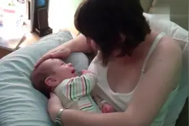 妈妈哄哭泣的宝宝就是好使，一会儿就开心的笑起来了