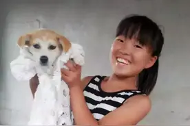3岁女孩用稚嫩的小手照顾瘫痪在床的妈妈图片