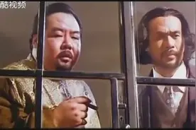 杜月笙拿起梨，刀法娴熟地削着我出身低微，凡事都让人三分视频封面