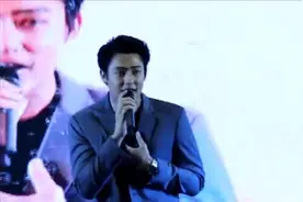 Mark演唱人生波动主题曲，肢体语言不错啊，很开心嘛傻提