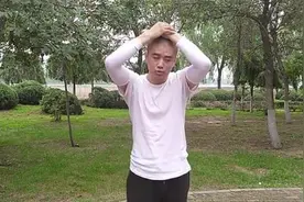 歹徒从身后抓住女生的头发, 记住武术教练这1招, 马上反制于他视频封面