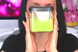 纯天然的芦荟面膜，比美容院的效果还要好，妹子很秀啊！视频封面