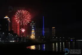 除夕夜烟台海边夜色迷人 烟花绚烂喜迎猴年图片