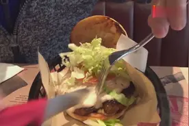 现切的肉直接送隔壁做成羊肉汉堡，谢霆锋不顾形象大吃特吃视频封面