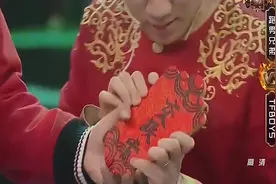 跑男团输掉比赛，邓超被捏着脸拍丑照