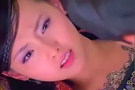 美女抵抗男神的进一步动作，男神一句话，美女乖乖就范视频封面