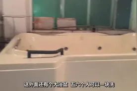 农村妈妈带儿子去镇上洗澡，这种单间只要30块钱，洗美了视频封面