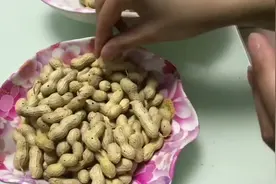 用这两招后，干花生做盐水花生，比新花生还好吃，熬出来的好味道