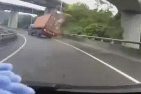 实拍高速撞击，副驾驶气囊弹出一瞬间视频封面