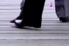 精豆儿：潘长江恶搞残疾人，当街学残疾人走路，最后却惨遭报应！视频封面