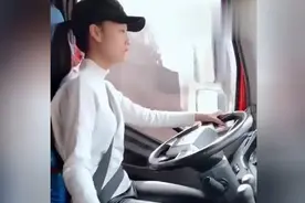 和媳妇一起跑长途，她开车喜欢戴帽子，真调皮！视频封面